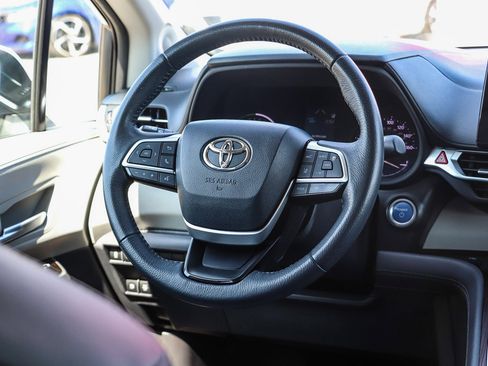 Used 2022 Toyota Sienna XLE w/ XLE Plus Package image 17