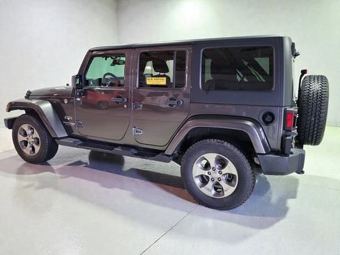Used 2018 Jeep Wrangler Unlimited Sahara w/ Connectivity Group image 19