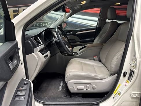 Used 2019 Toyota Highlander XLE FWD image 4