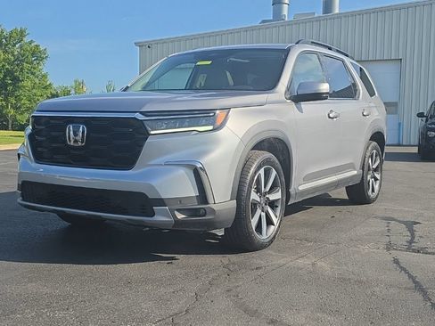 Certified 2024 Honda Pilot Touring image 3