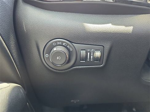 New 2025 Jeep Compass Latitude w/ Sun & Sound Group image 23