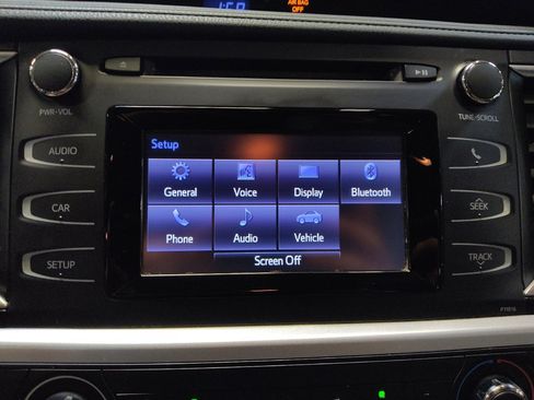 Used 2019 Toyota Highlander LE w/ Carpet Mat Package (TMS) FWD image 25