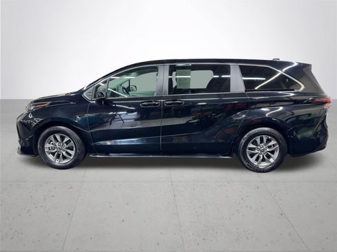 Used 2024 Toyota Sienna LE AWD/4WD image 3