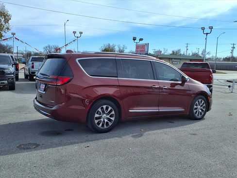 Used 2021 Chrysler Pacifica Limited w/ Uconnect Theater Family Group image 22