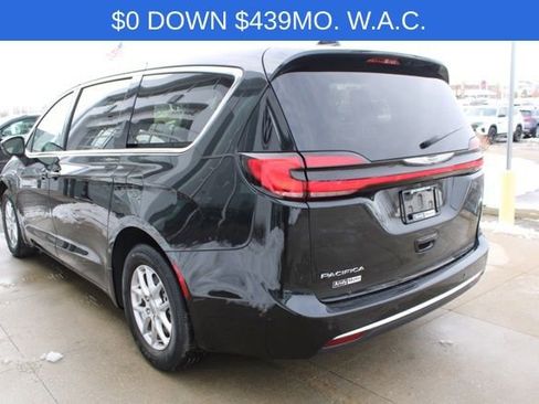 Used 2023 Chrysler Pacifica Touring-L image 4