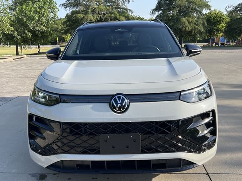 Used 2026 Volkswagen Tiguan SE R-Line FWD image 3