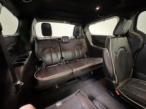 Certified 2025 Chrysler Pacifica Limited image 20