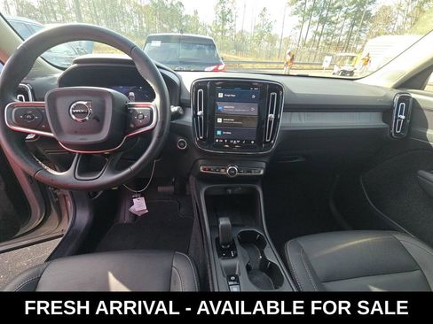 Used 2025 Volvo XC40 B5 Core image 12