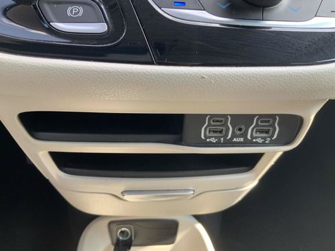 Used 2023 Chrysler Pacifica Touring-L FWD image 41