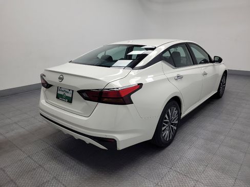 Used 2025 Nissan Altima 2.5 SV FWD image 9