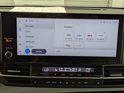Used 2025 Toyota Sienna XLE FWD image 18