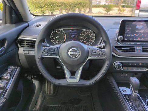 Used 2023 Nissan Altima 2.5 SV image 15