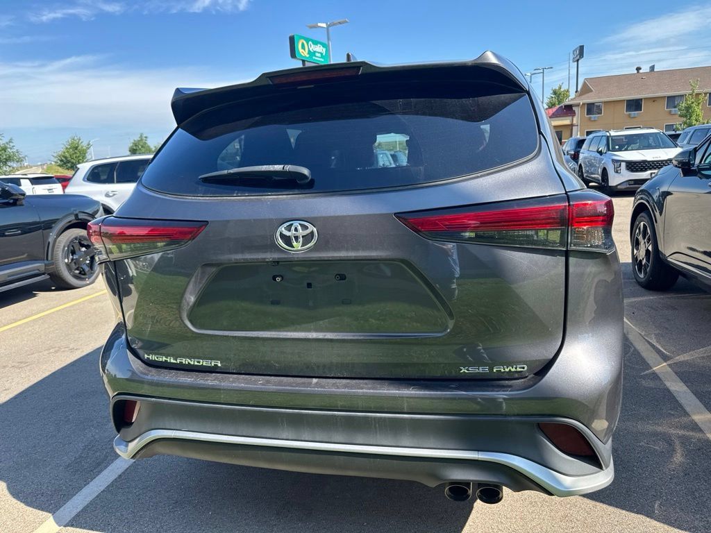 Used 2022 Toyota Highlander XSE AWD/4WD image 4