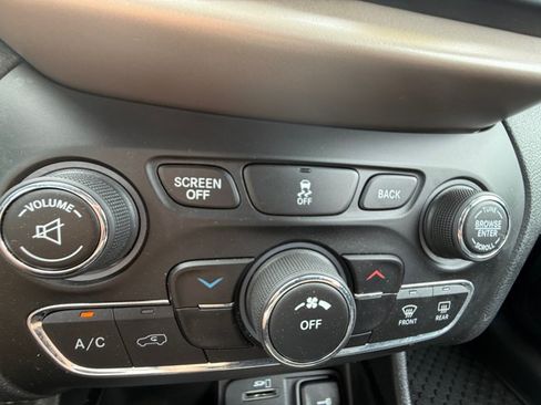 Used 2018 Jeep Cherokee Latitude w/ Altitude Package AWD/4WD image 19