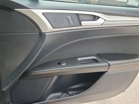 Used 2020 Ford Fusion SE FWD image 14