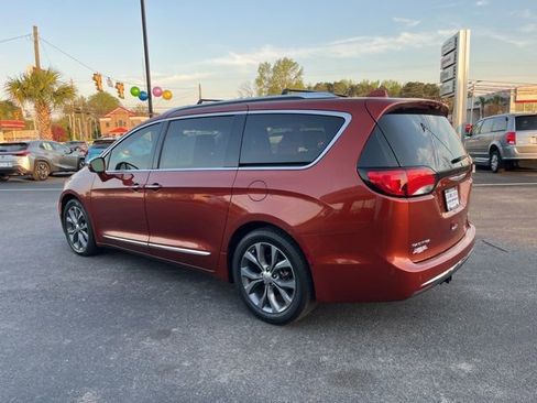 Used 2018 Chrysler Pacifica Limited w/ Tire & Wheel Group FWD image 39
