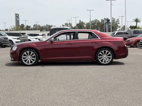 Used 2019 Chrysler 300 Touring w/ Chrome Appearance Package RWD image 9