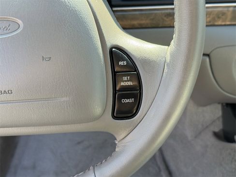 Used 2000 Ford Crown Victoria LX image 20