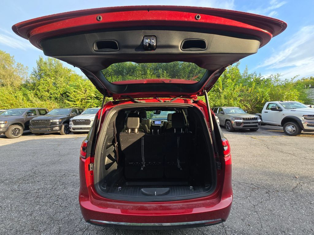 Used 2025 Chrysler Pacifica Select AWD/4WD image 27