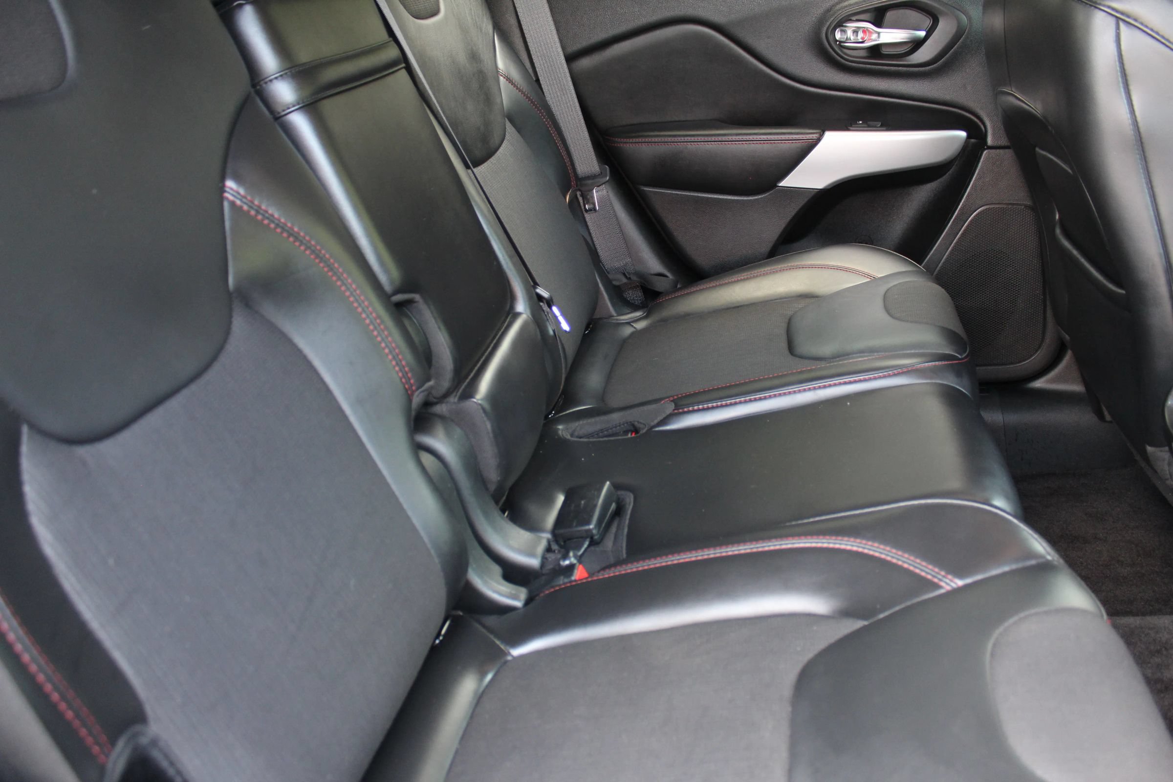 Used 2018 Jeep Cherokee Trailhawk AWD/4WD image 15