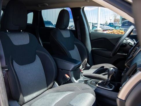 Used 2016 Jeep Cherokee Sport image 15