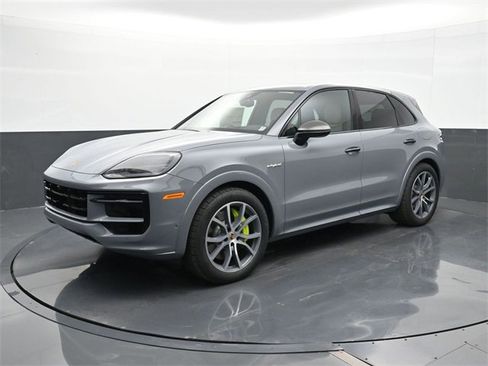 New 2025 Porsche Cayenne S image 1