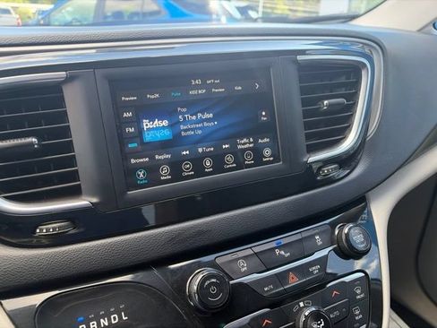 Used 2020 Chrysler Pacifica Touring-L FWD image 15