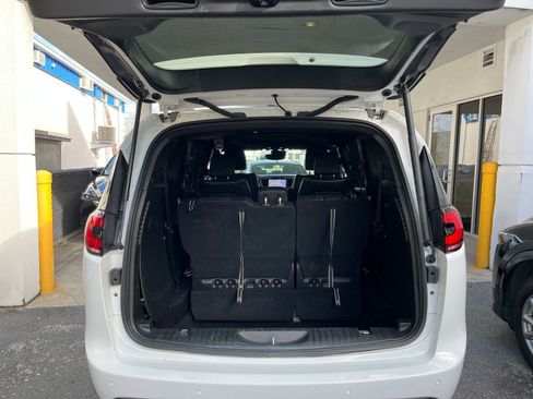 Used 2025 Chrysler Pacifica Limited image 35