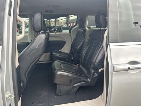 Used 2023 Chrysler Pacifica Touring-L image 12