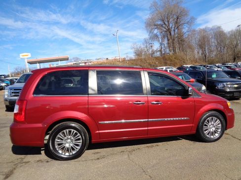 Used 2016 Chrysler Town & Country Touring-L image 31