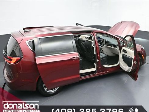 Used 2023 Chrysler Pacifica Touring-L image 27