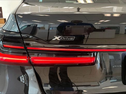 Used 2022 BMW 750i xDrive w/ Executive Package AWD/4WD image 30
