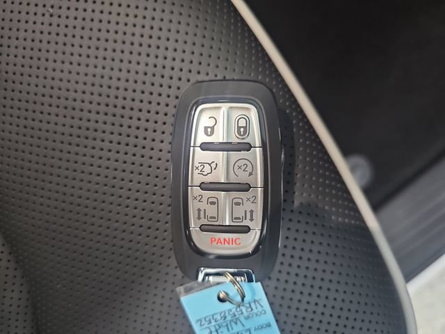 New 2027 Chrysler Pacifica Limited AWD/4WD image 28