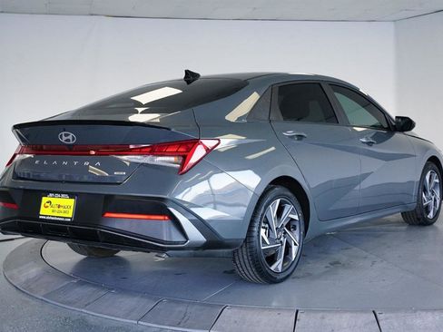 Used 2025 Hyundai Elantra SEL image 10