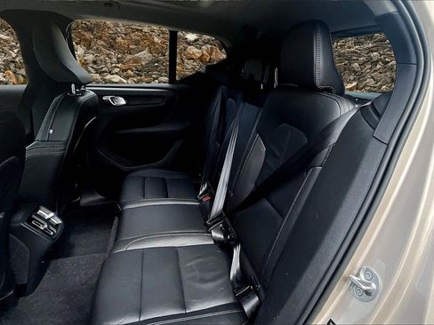 Used 2023 Volvo XC40 B5 Plus image 25