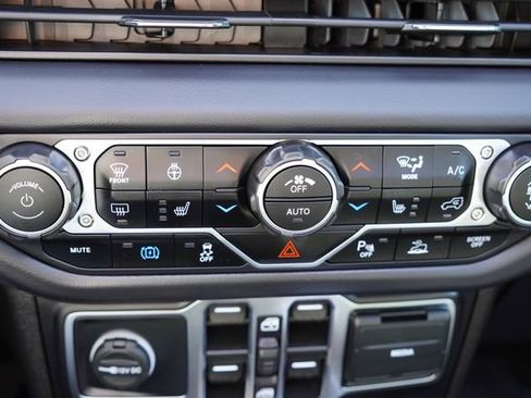 Certified 2025 Jeep Wrangler Unlimited Sahara w/ Safety Group image 28