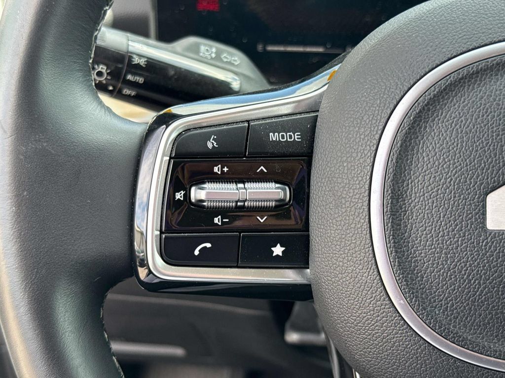 Certified 2025 Kia Sorento S FWD image 23