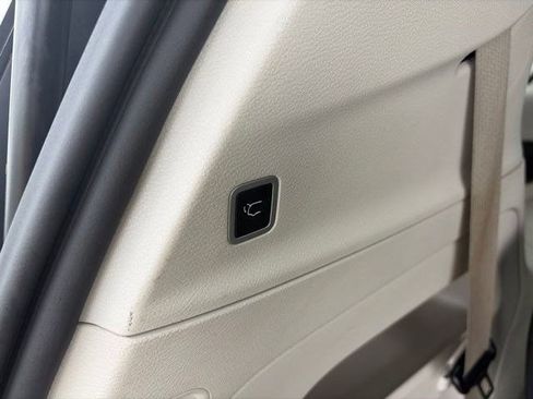 Used 2023 Chrysler Pacifica Touring-L FWD image 32
