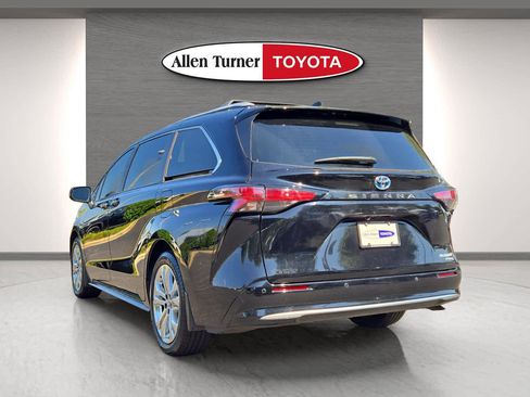 Used 2024 Toyota Sienna Platinum image 9