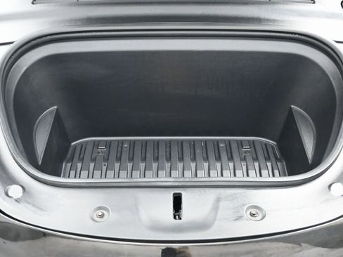 Used 2022 Tesla Model Y Long Range image 44