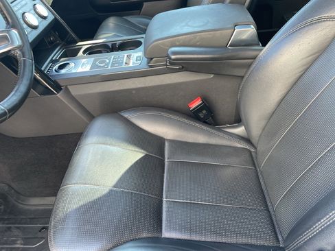 Used 2017 Land Rover Discovery SE image 11