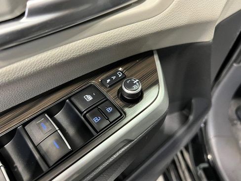 Used 2023 Toyota Sienna Limited image 36