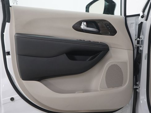 Used 2024 Chrysler Pacifica Limited FWD image 21