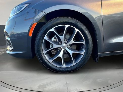 Used 2022 Chrysler Pacifica Touring-L image 32