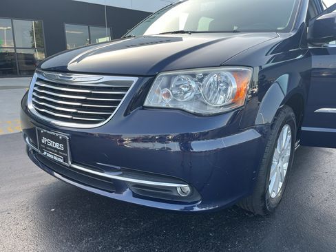 Used 2016 Chrysler Town & Country Touring FWD image 57