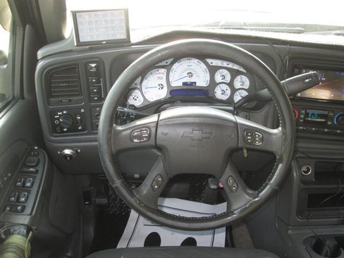 Used 2005 Chevrolet Silverado 2500 LT w/ Heavy-Duty Power Package AWD/4WD image 18