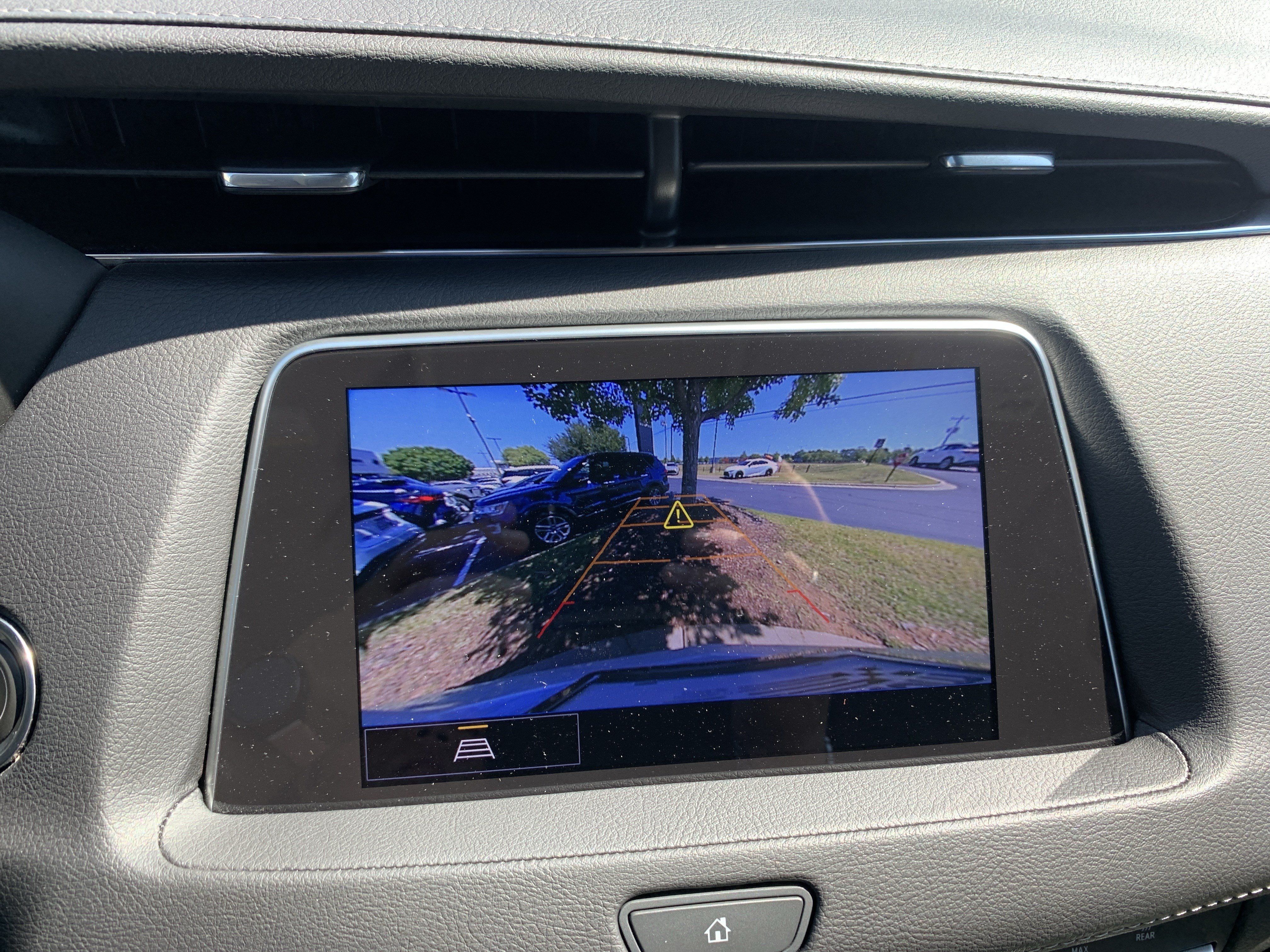 Used 2023 Cadillac XT4 Luxury w/ Cold Weather Package FWD image 25