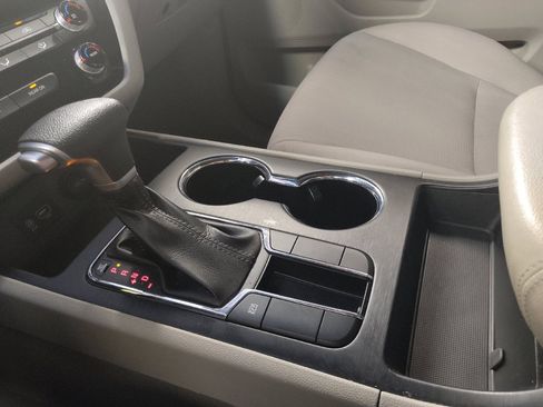 Used 2021 Kia Sedona LX FWD image 26