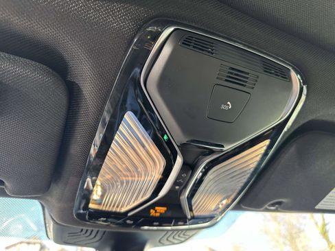 Used 2020 BMW 750i xDrive w/ M Sport Package image 28