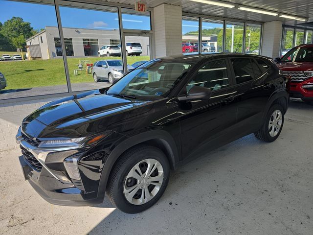 Used 2025 Chevrolet Trax LS FWD image 2